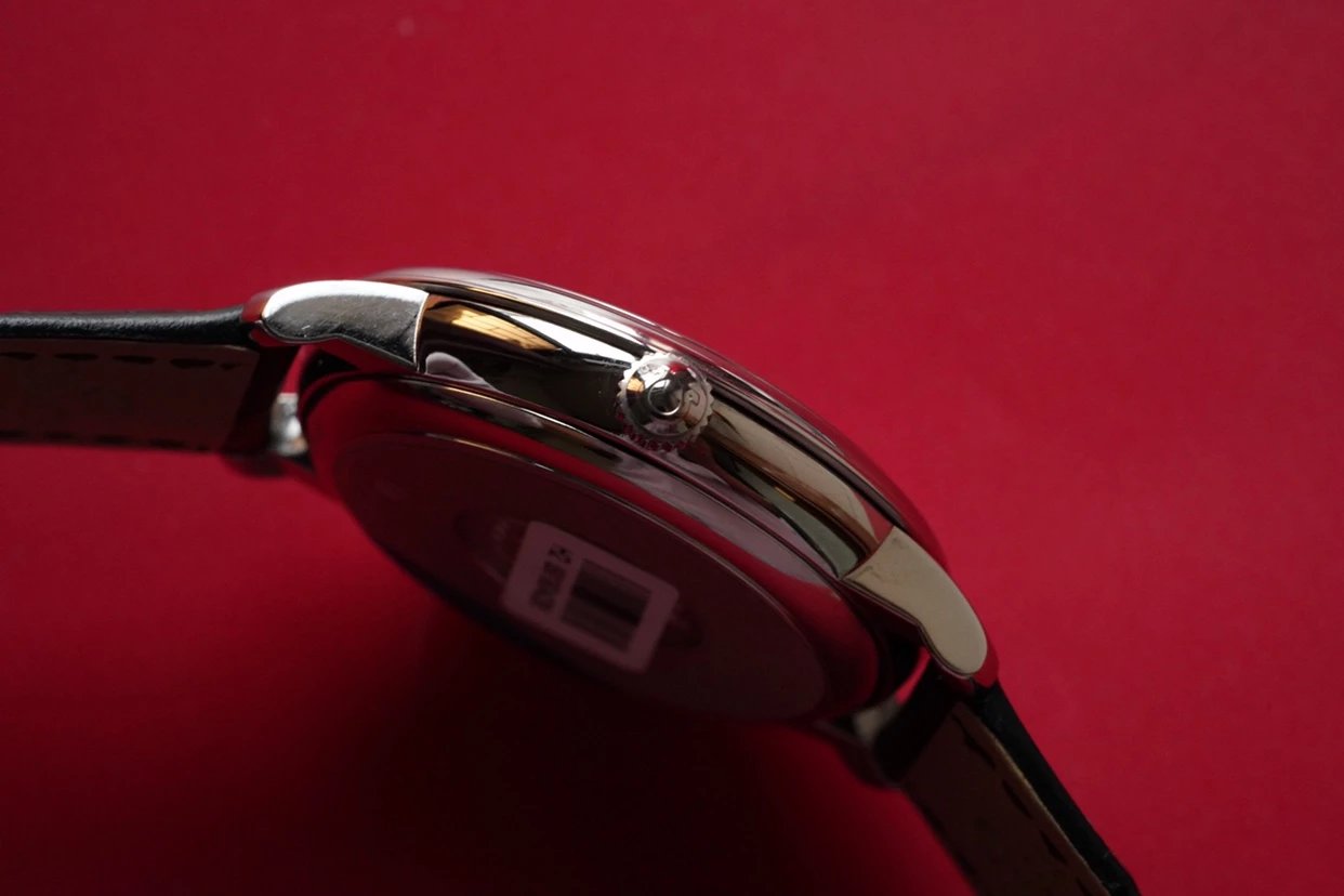 MKS新碟飞，复K历来最强欧米茄碟飞系列腕表。优雅纤薄的外表，搭配简约大方的设计，MKS抓住每一个细节，完美诠释原装优雅商务的经典魅力。腕表尺寸39.5毫米X10毫米。字面刻度和指针全部同步