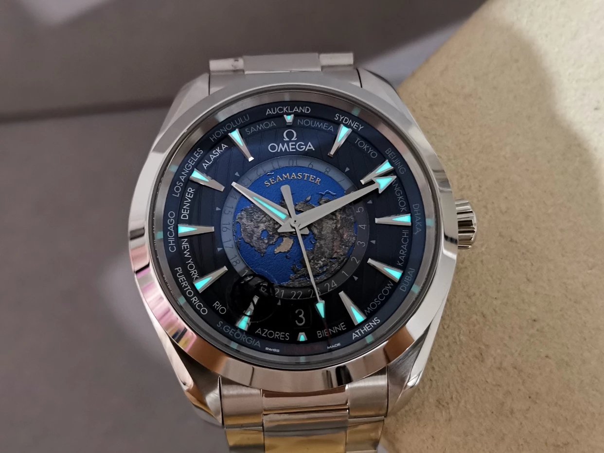 VS新品海马43MMAquaTerra世界时腕表。一款可以戴着环游世界的世界时腕表，激光烧蚀蓝色海洋，陆地浮雕勾勒