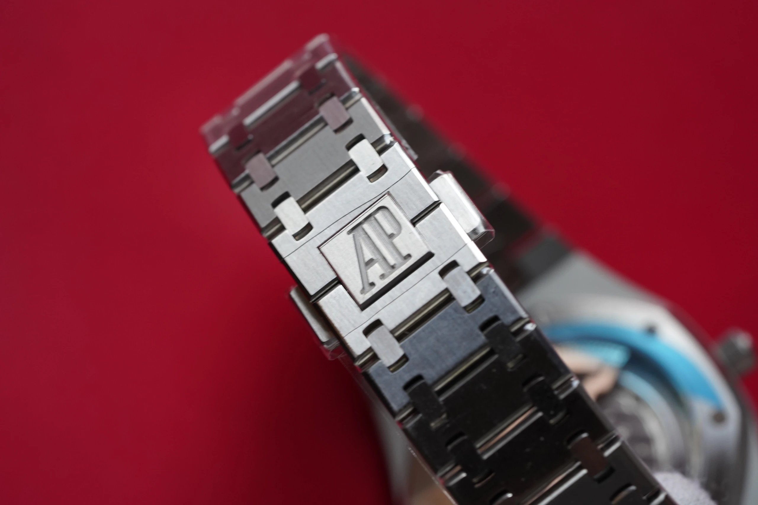 XF皇家橡树15202超薄。1.XF突破机芯功能，独家与正品一致。2.正品表壳厚度8.2mm