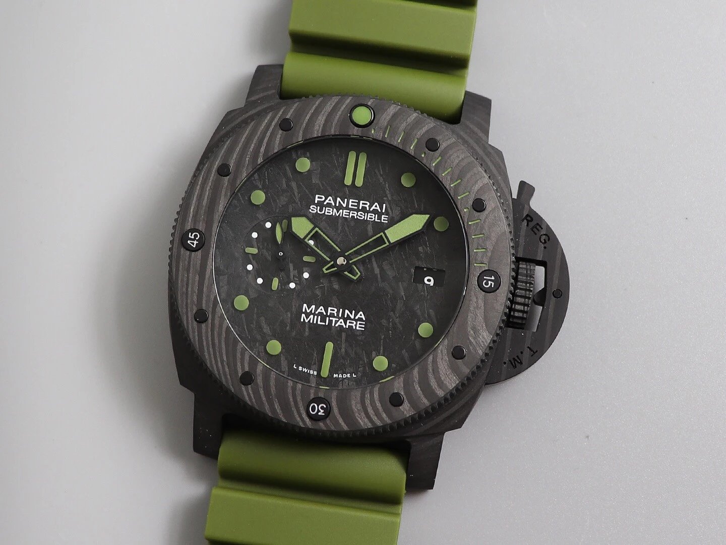 VS新品发售:潜行系列最受注目的一款腕表PAM96147，MM聚合碳纤维Carbotech材质枕形表壳机械男士手表