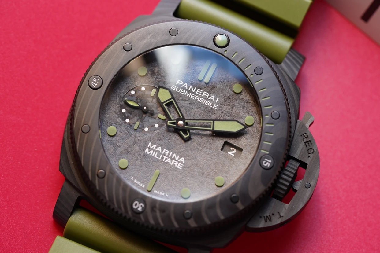 VS新品发售:潜行系列最受注目的一款腕表PAM96147，MM聚合碳纤维Carbotech材质枕形表壳机械男士手表