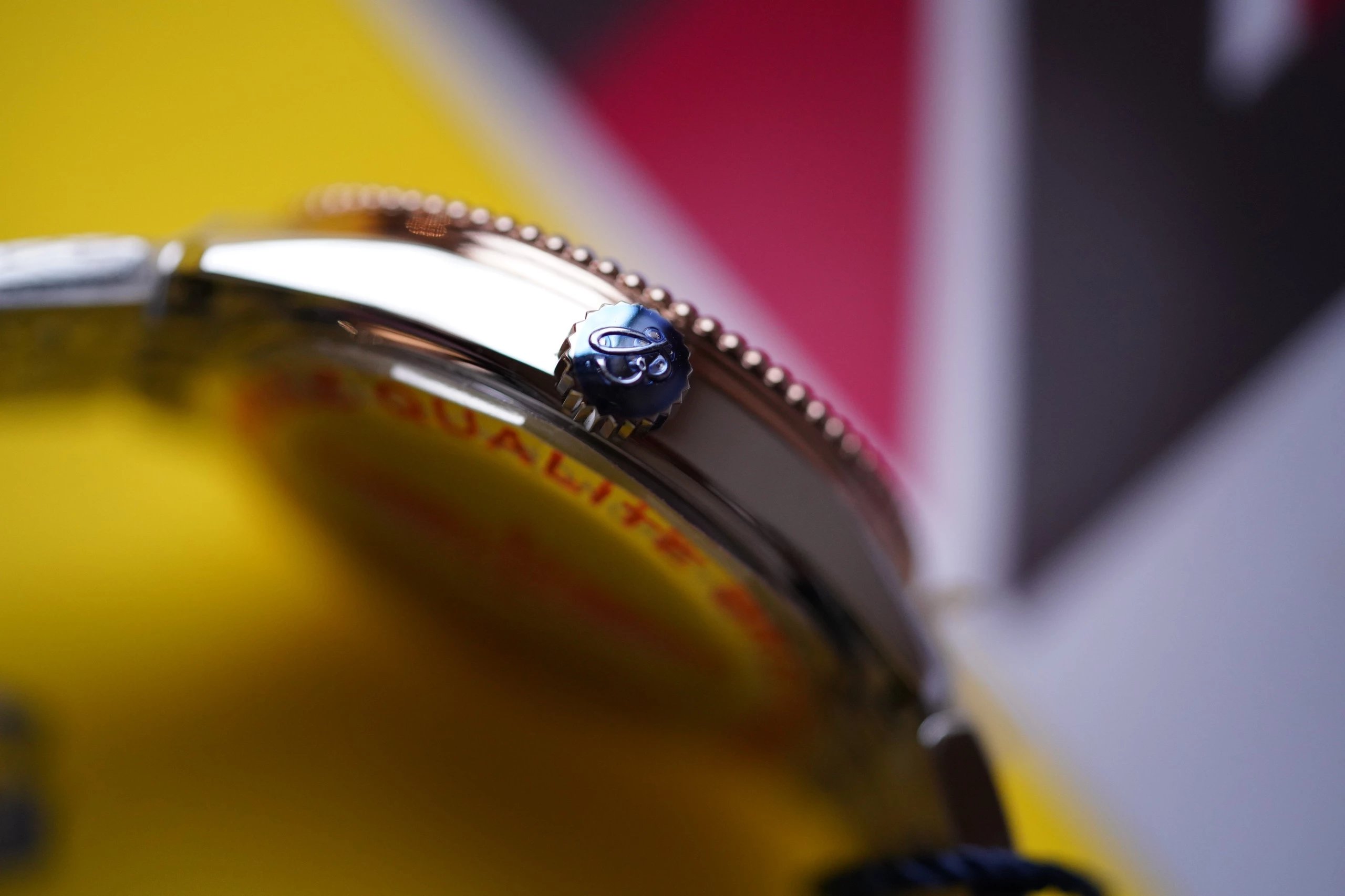 12粒真钻配以精致的彩色珍珠贝母表盘！！OriginalBreitling百年航空计时自动腕表，女款精致典雅，将经典的历史魅力与精密的现代腕表设计精心结合。腕表采用35毫米表壳