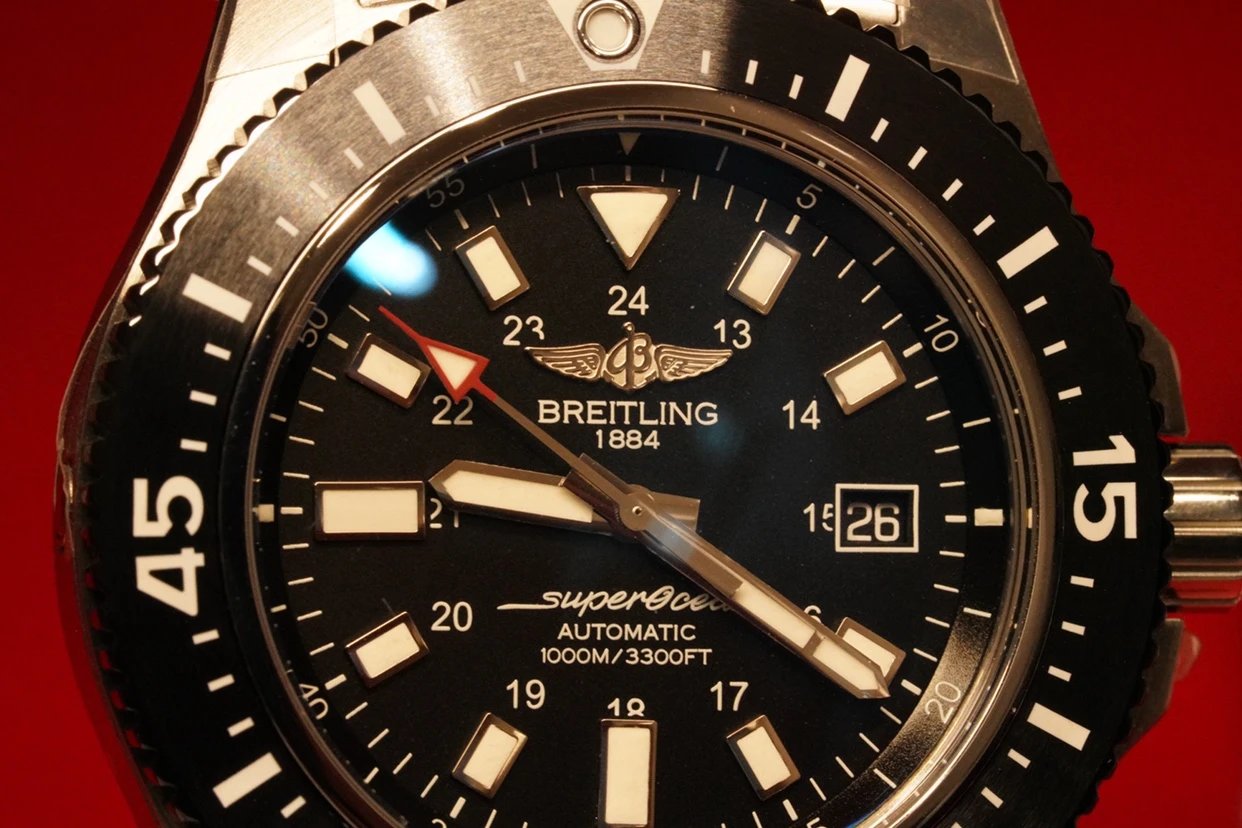 「水中霸主」GF自成立以来，始终致力于打造和呈献最精湛超卓的腕表技术，以满足腕表爱好者们的各类需求。此次带来集超卓科技与原创风范于一身的全新超级海洋44mm特别版腕表。